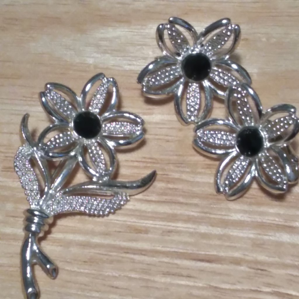 1967 Vintage Sarah Coventry Earring  Brooch Set  Silver  Black Flower